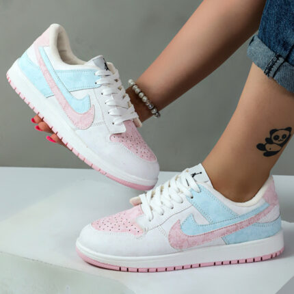 کتونی اسپرت زنانه مدل نایک تراویس رنگ سفید آبی صورتی کد 99890