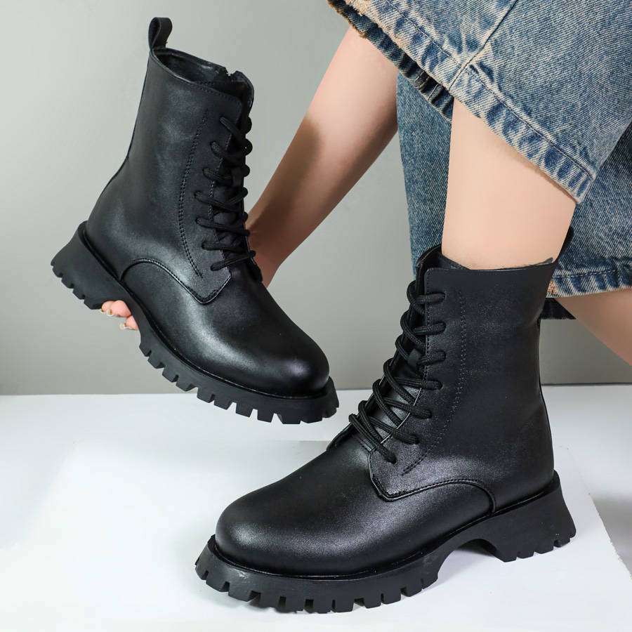 نیم بوت زنانه رنگ مشکی ساقدار بندی سوگو لیا کد 68877 نیم بوت زنانه رنگ مشکی ساقدار بندی سوگو لیا کد 68877