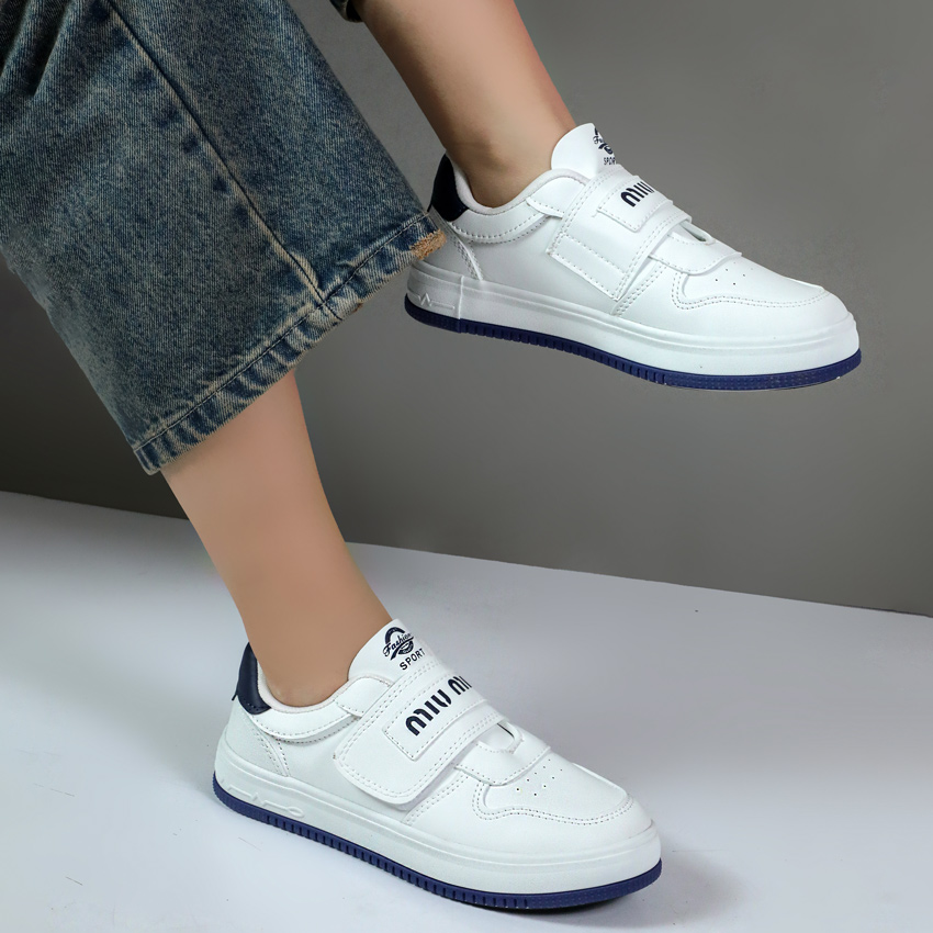 کفش کتونی زنانه مدل میومیو تک چسب رنگ سفید سرمه ای کد 004104 کفش کتونی زنانه مدل میومیو تک چسب رنگ سفید سرمه ای کد 004104