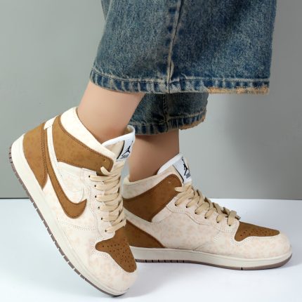 کتونی ساقدار زنانه مدل جردن ایر وان jordan air رنگ کرم نسکافه ای طرح گل کد 054460