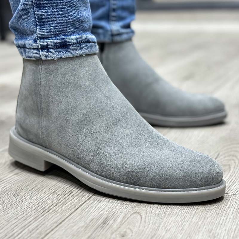 بوت مردانه مدل چلسی زیپدار چرم طبیعی جیر رنگ طوسی کد 95200 بوت مردانه مدل چلسی زیپدار چرم طبیعی جیر رنگ طوسی کد 95200